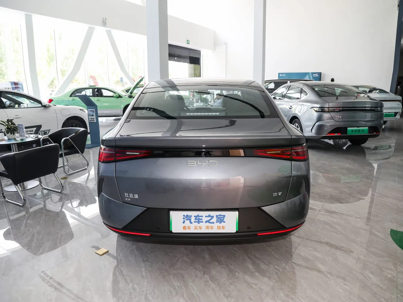 نموذج جديد BYD E7 EV سيارة 150 كم / ساعة السرعة القصوى 136HP 180Nm عزم الدوران 5 مقاعد السيارة الكهربائية
