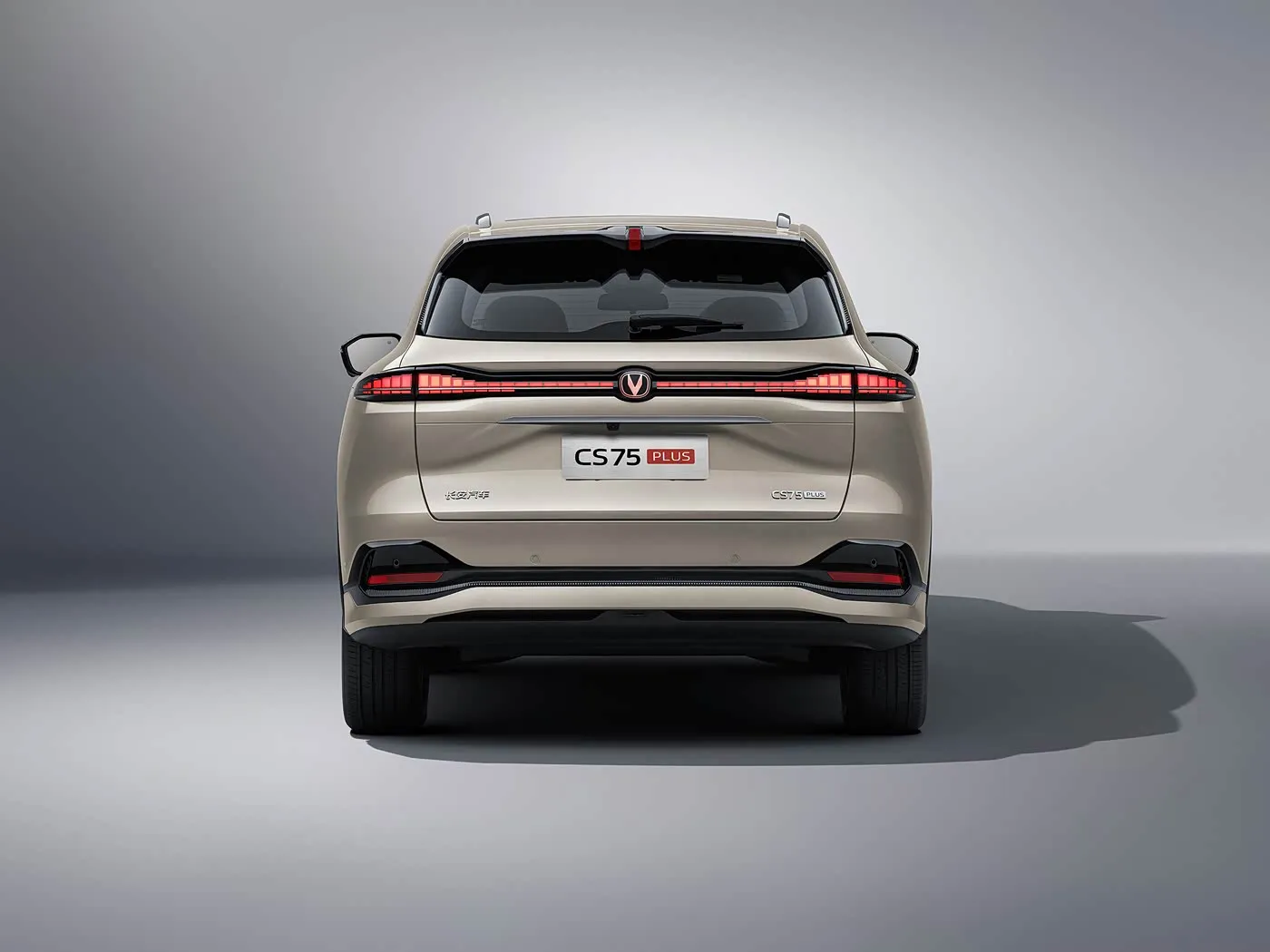شانجان CS75 PLUS 1.5T/2.0T سيارة رياضية متعددة الاستخدامات مدمجة مع مساعد L2.5 وشاشة لمس مقاس 15.6 بوصة وقاعدة عجلات طويلة