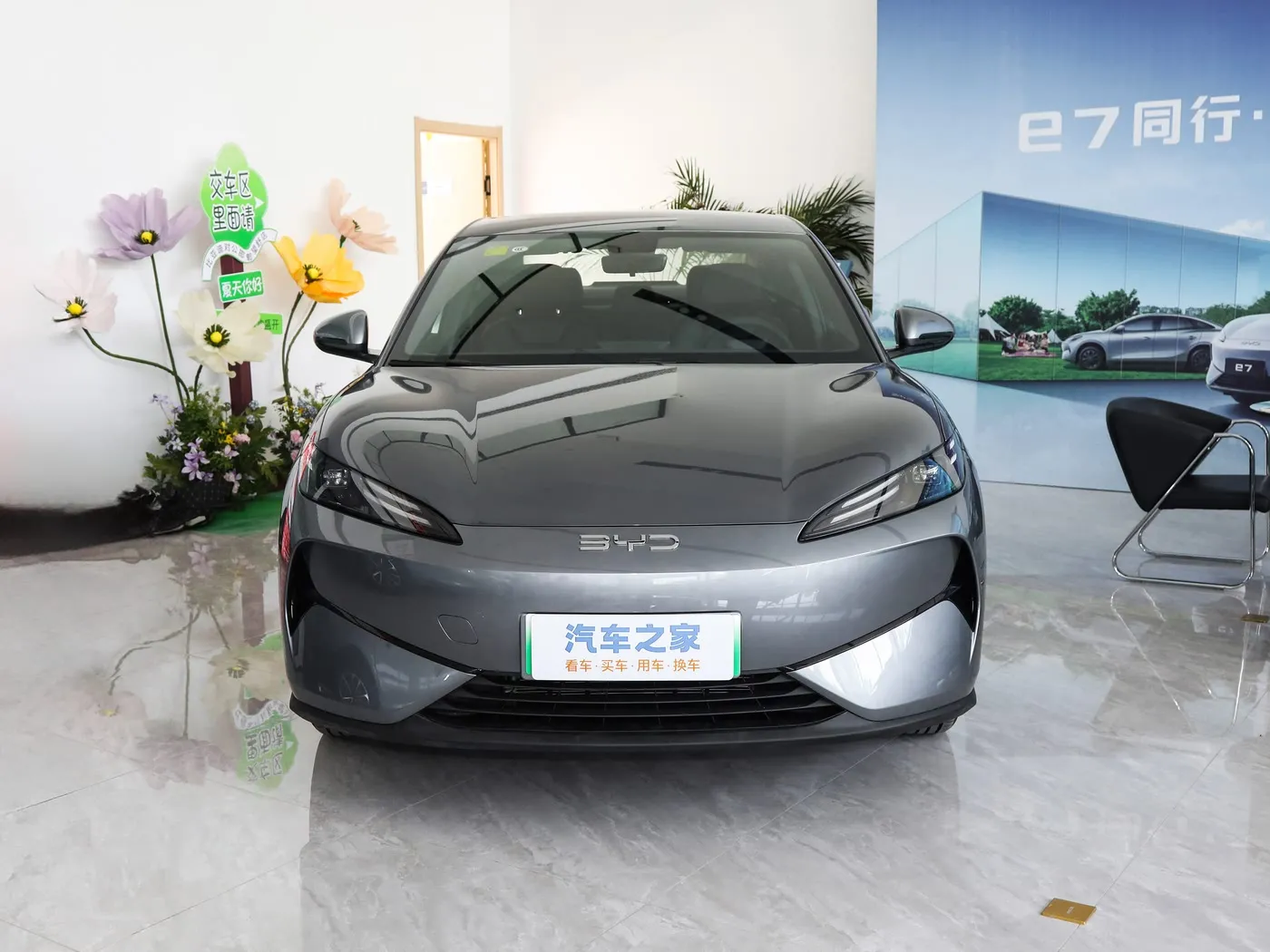 نموذج جديد BYD E7 EV سيارة 150 كم / ساعة السرعة القصوى 136HP 180Nm عزم الدوران 5 مقاعد السيارة الكهربائية