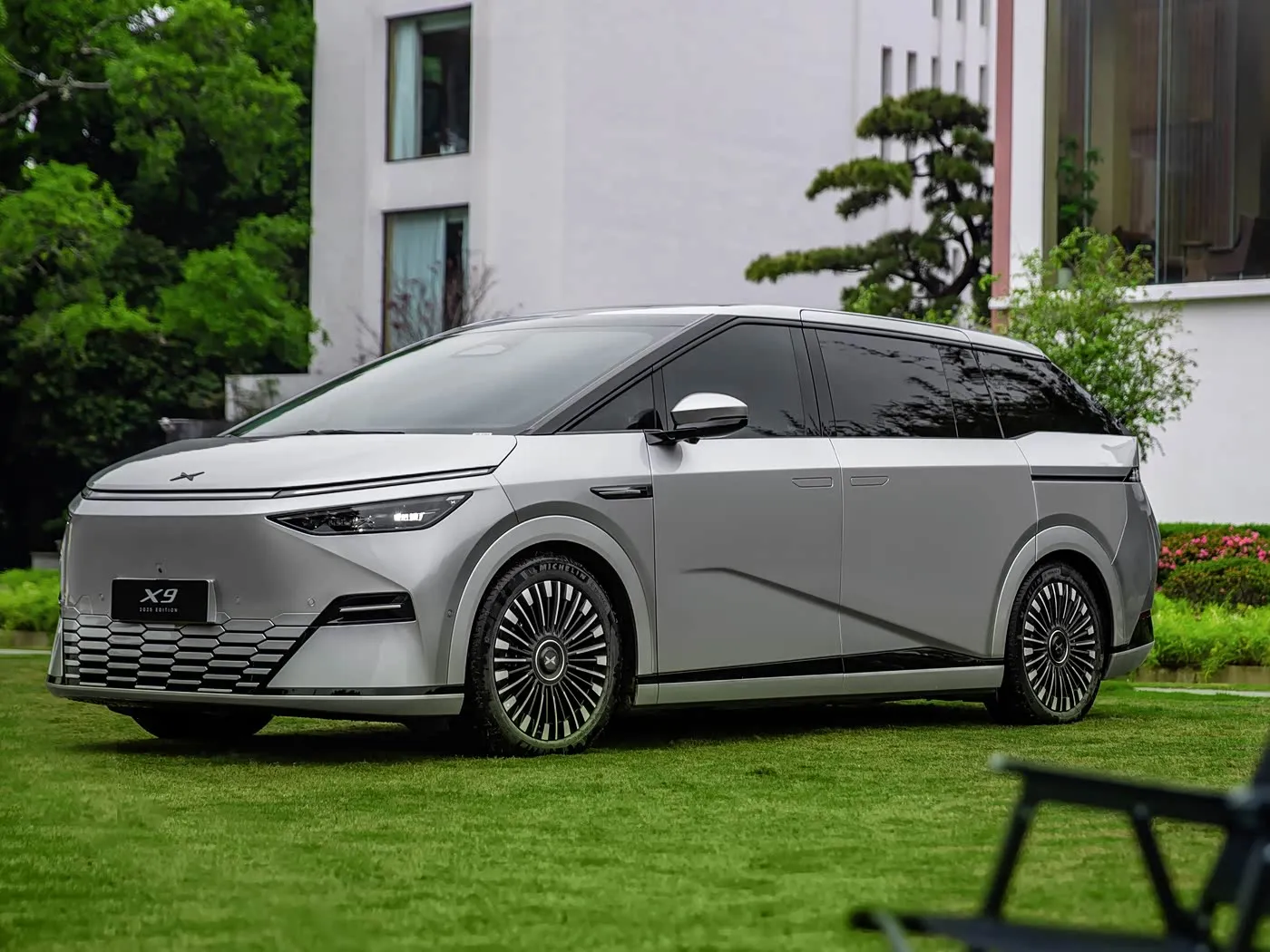 Xpeng X9 طويلة المدى MPV SUV، توجيه كهربائي يسار نقي، سعر تنافسي، سيارة طاقة جديدة