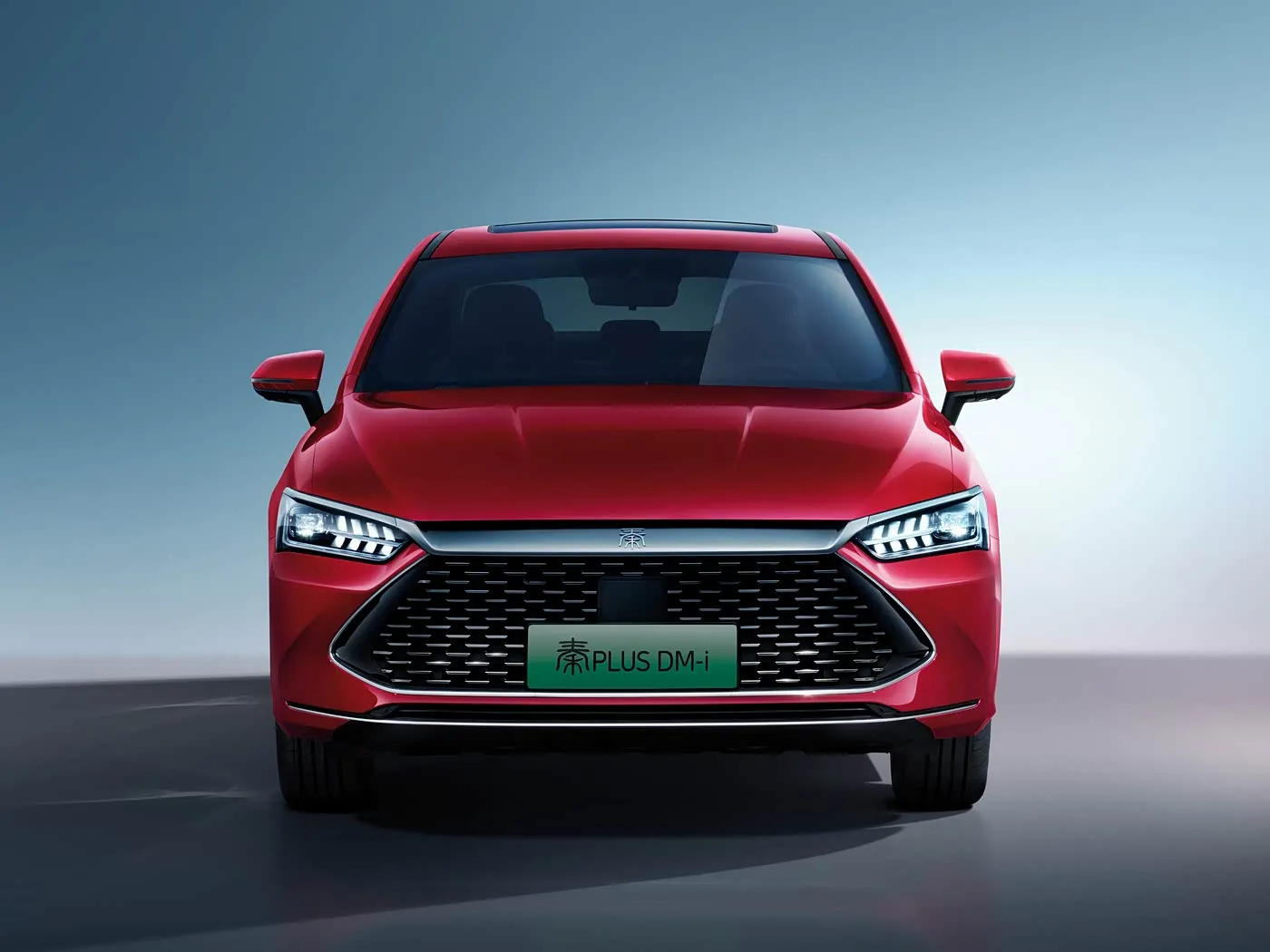 BYD Qing Plus سيارة الدفع الرباعي الكهربائية الهجينة، سيارة تعمل بالطاقة الجديدة، محرك EV معزز، سيارة سيدان ذات توجيه يسار، مُحسّنة لمحرك البحث