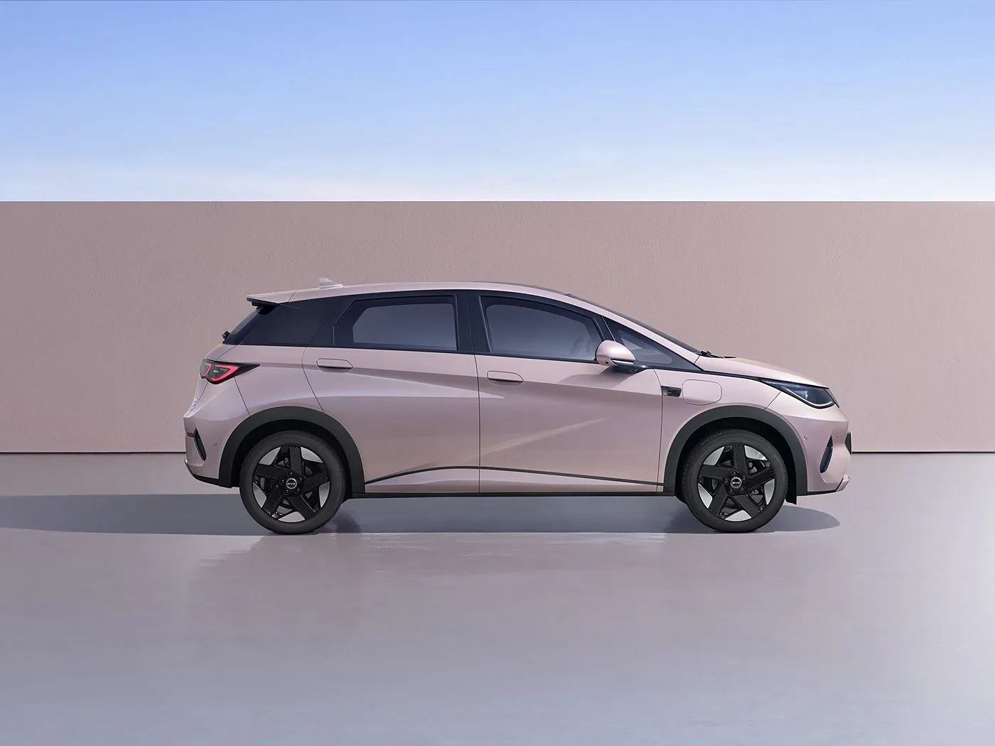 BYD Dolphin Urban Style Mini Electric Hatchback Fashion Edition مع تقنية ذكية ومركبة طاقة جديدة