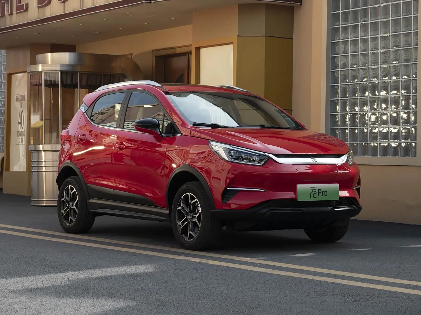 BYD Yuan Pro سيارة الدفع الرباعي الكهربائية الفاخرة بمدى 320 كيلومتر ميزات متقدمة للقيادة الحضرية لمركبة الطاقة الجديدة