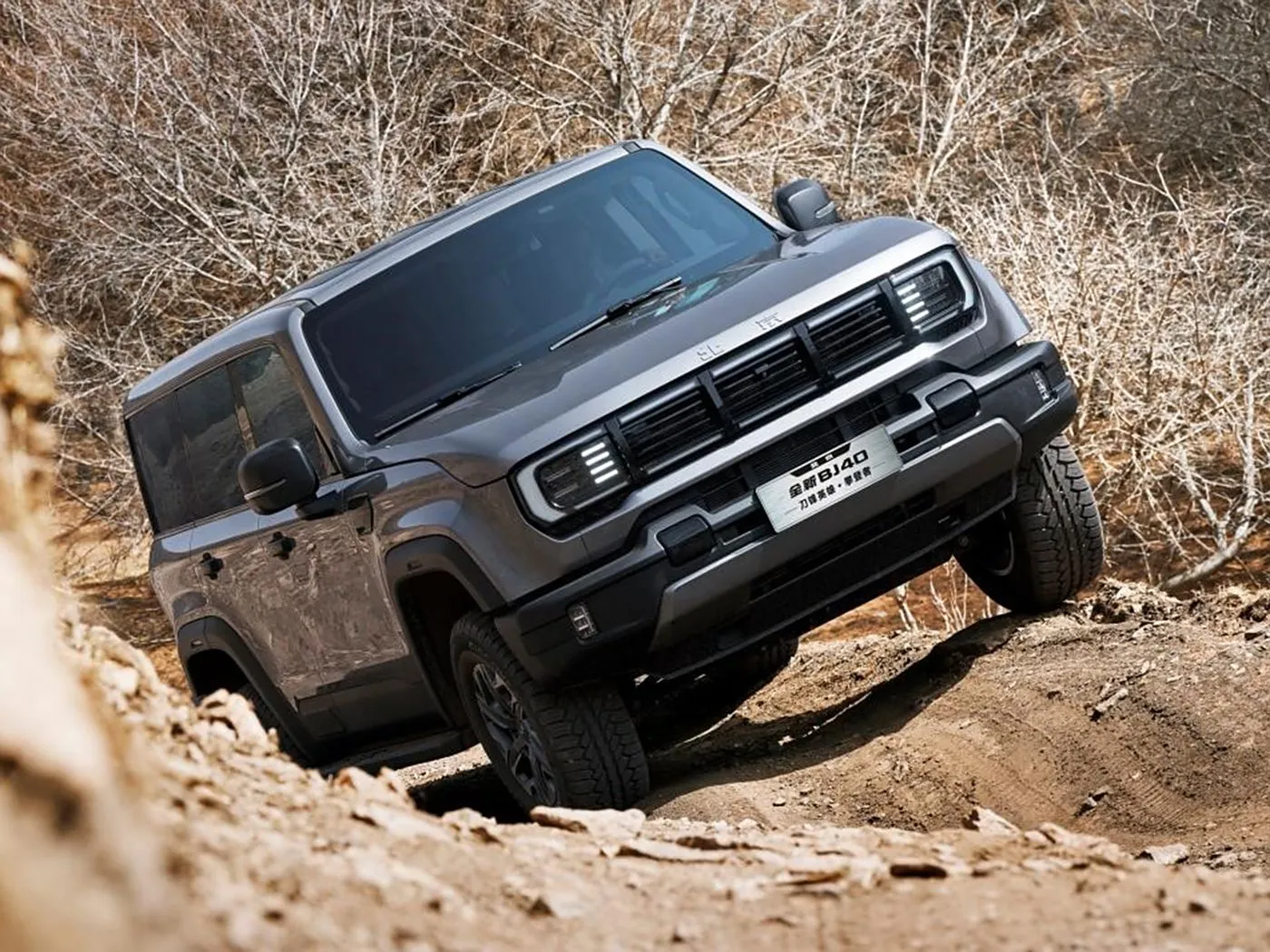 بكين للطرق الوعرة BJ40 سيارة الدفع الرباعي المدمجة 4WD، خزان 85 لتر وكاميرا بانورامية بقاعدة عجلات طويلة