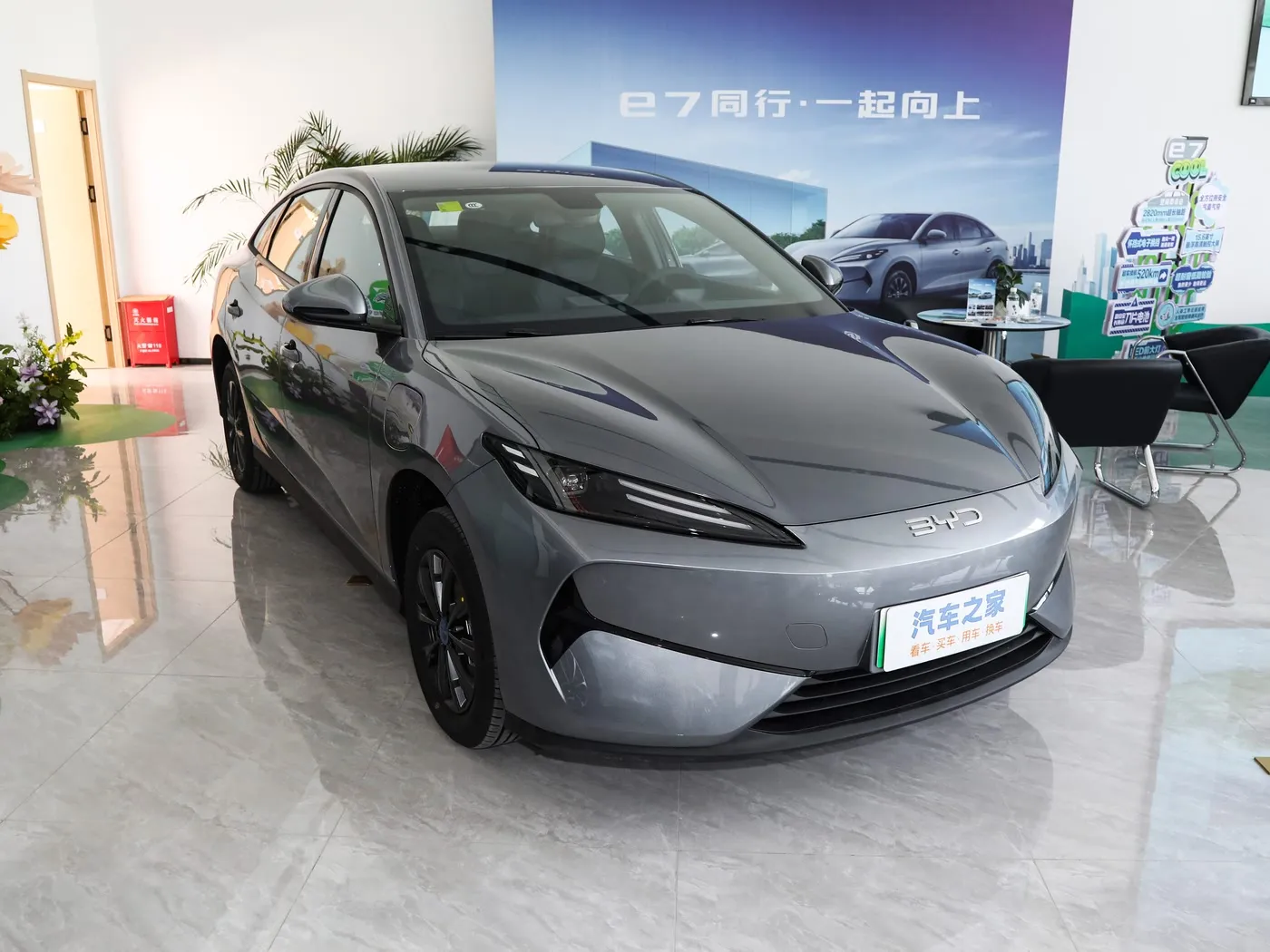 نموذج جديد BYD E7 EV سيارة 150 كم / ساعة السرعة القصوى 136HP 180Nm عزم الدوران 5 مقاعد السيارة الكهربائية