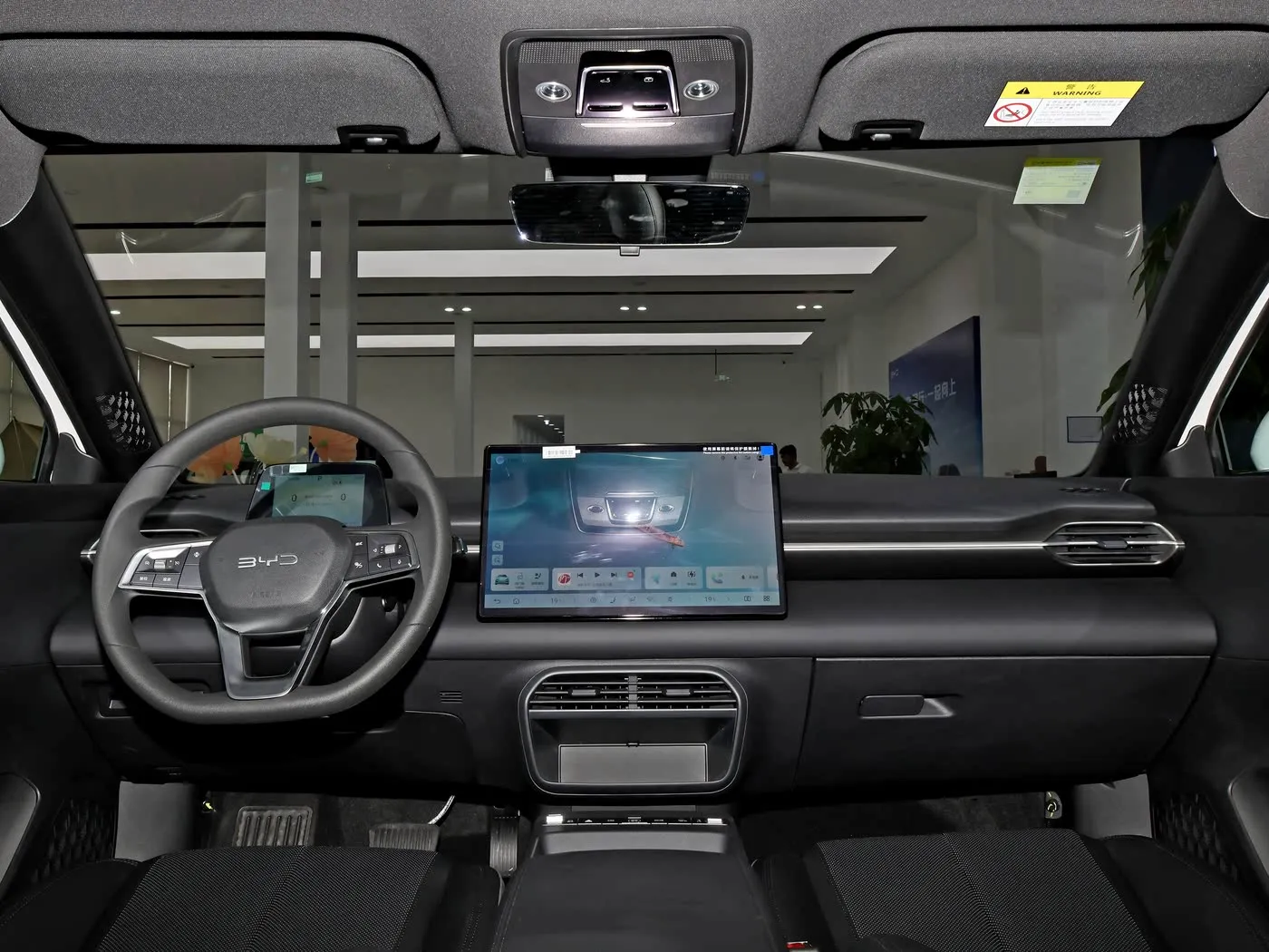 نموذج جديد BYD E7 EV سيارة 150 كم / ساعة السرعة القصوى 136HP 180Nm عزم الدوران 5 مقاعد السيارة الكهربائية