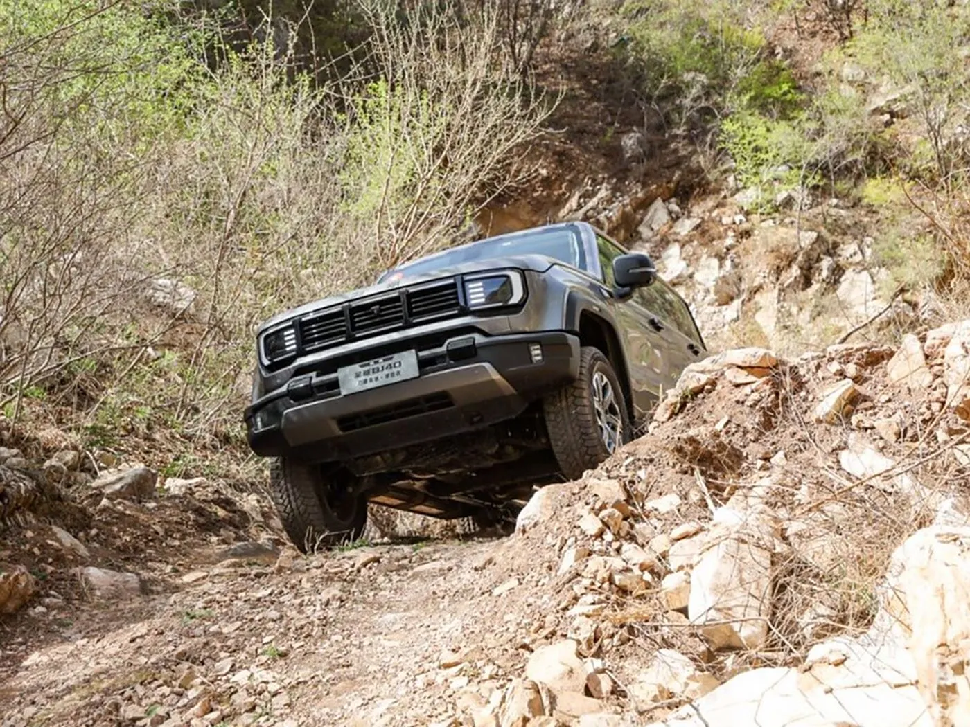 بكين للطرق الوعرة BJ40 سيارة الدفع الرباعي المدمجة 4WD، خزان 85 لتر وكاميرا بانورامية بقاعدة عجلات طويلة