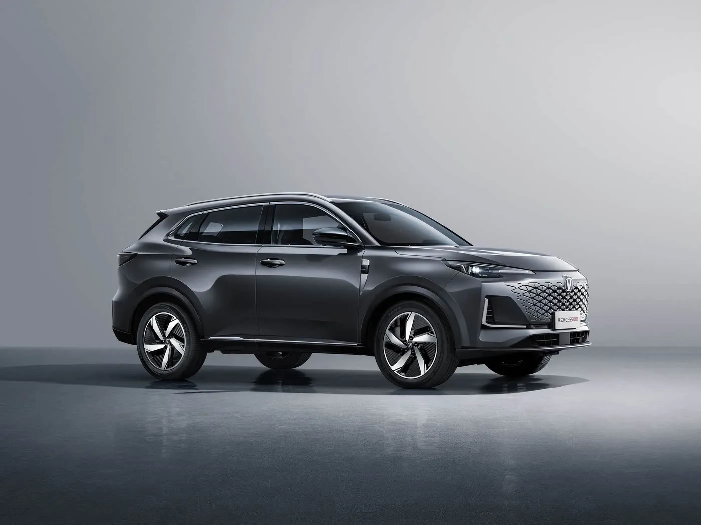 سيارة الدفع الرباعي المدمجة Changan CS55 PLUS بسرعة قصوى تبلغ 190 كم/ساعة، وكاميرا بزاوية 360 درجة، ومكيف هواء ثنائي المنطقة، وديكورات صوتية ممتازة من JBL