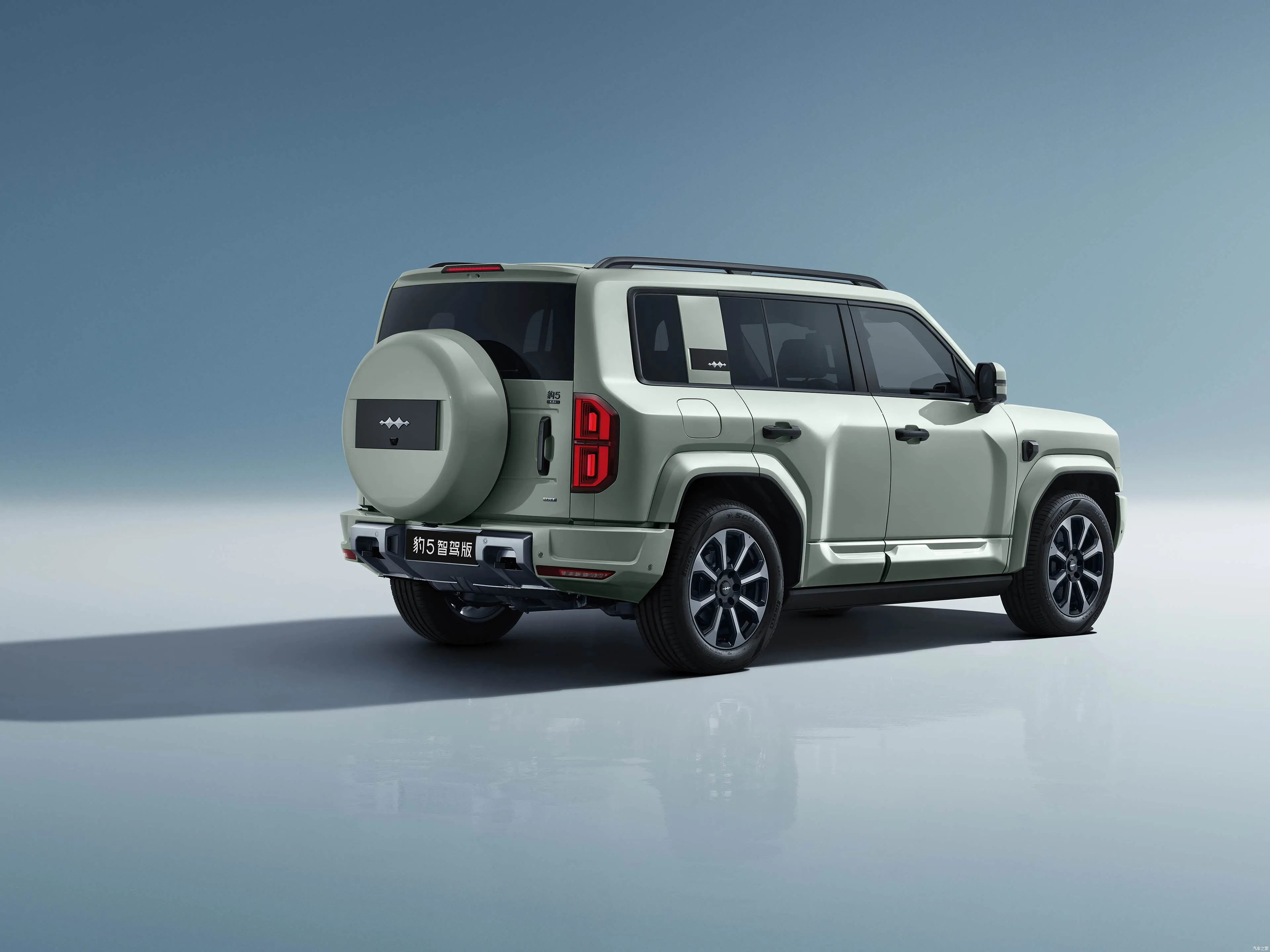 سيارة BYD Leopard 5 Hybrid PHEV للطرق الوعرة ذات الدفع الرباعي مع شاشة مقاس 15.6 بوصة ومحرك دفع رباعي ومحرك دفع رباعي وخزان وقود سعة 83 لترًا