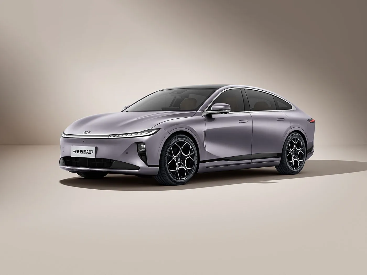 Changan Qiyuan A07 Hybrid EV Sedan سيارة الطاقة الجديدة من الصين نطاق 1200 كم علبة تروس أوتوماتيكية 5 مقاعد سرعة 175 كم / ساعة R19 حجم الإطار