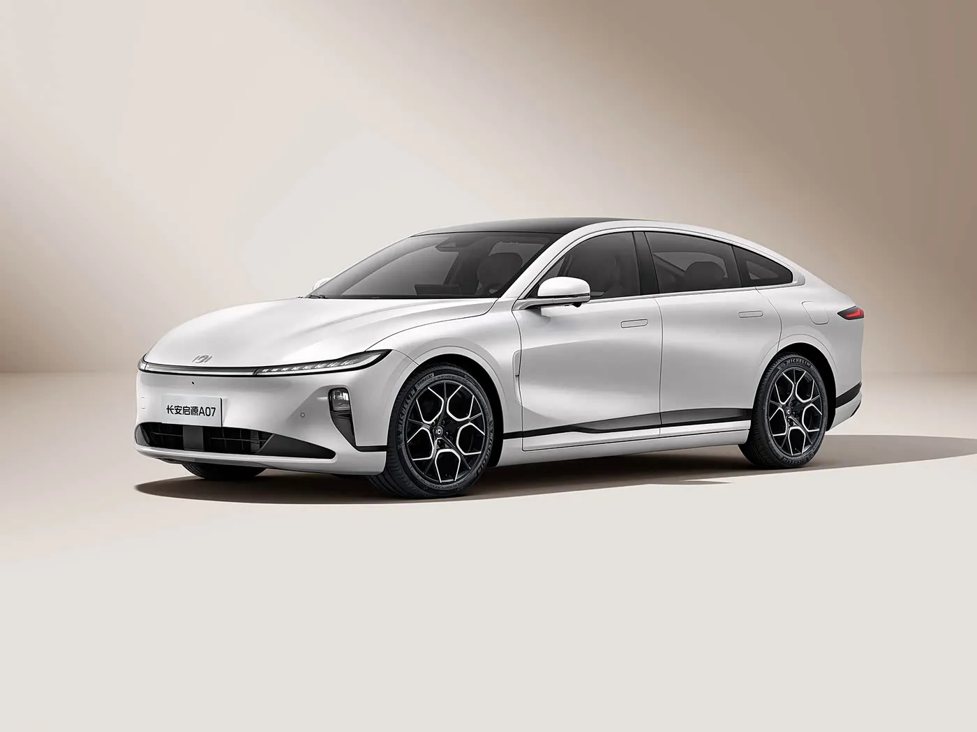 Changan Qiyuan A07 Hybrid EV Sedan سيارة الطاقة الجديدة من الصين نطاق 1200 كم علبة تروس أوتوماتيكية 5 مقاعد سرعة 175 كم / ساعة R19 حجم الإطار