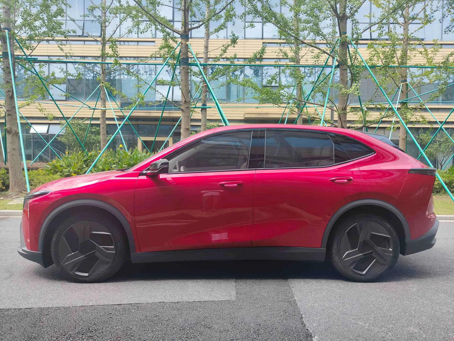 LEV01 محرك اليد اليمنى SUV، مركبة طاقة جديدة، EV، قاعدة عجلات طويلة المدى، 5 مقاعد