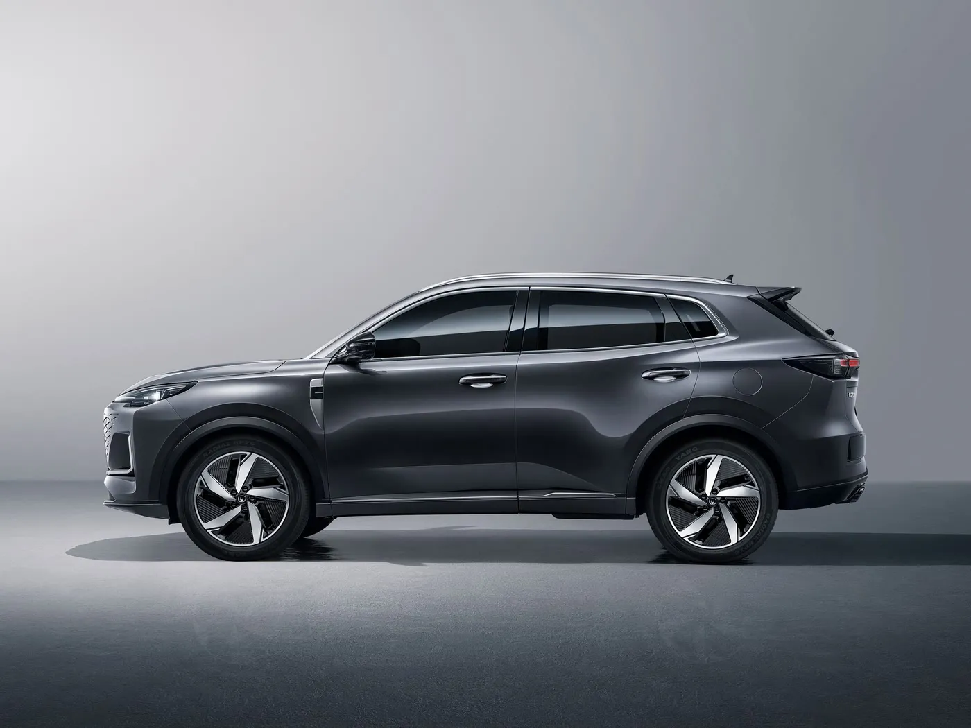 سيارة الدفع الرباعي المدمجة Changan CS55 PLUS بسرعة قصوى تبلغ 190 كم/ساعة، وكاميرا بزاوية 360 درجة، ومكيف هواء ثنائي المنطقة، وديكورات صوتية ممتازة من JBL