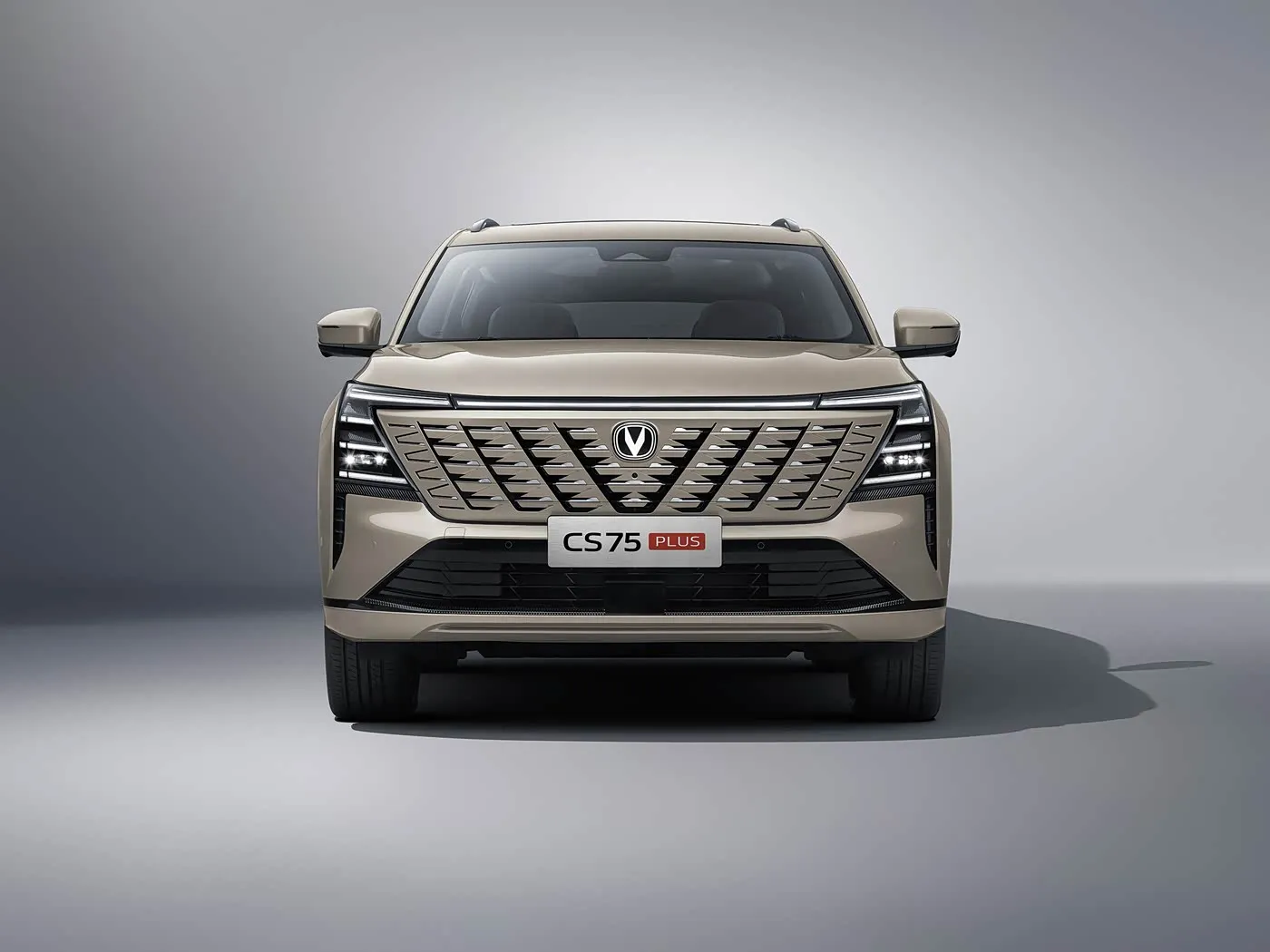 شانجان CS75 PLUS 1.5T/2.0T سيارة رياضية متعددة الاستخدامات مدمجة مع مساعد L2.5 وشاشة لمس مقاس 15.6 بوصة وقاعدة عجلات طويلة