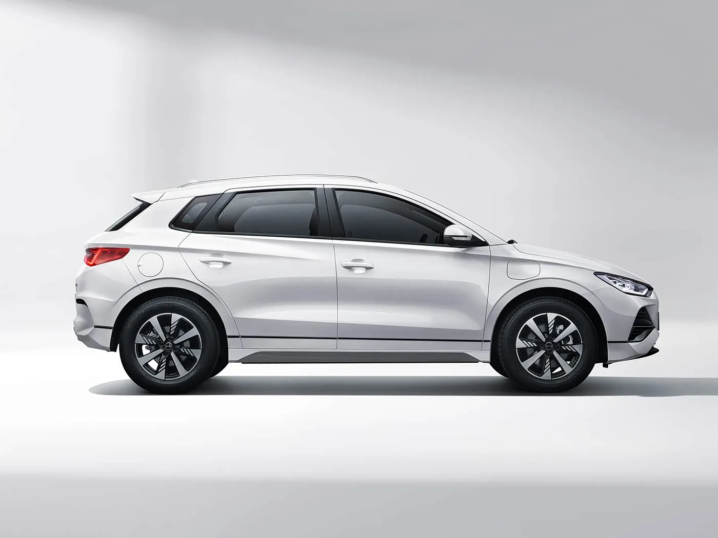 BYD E2 سيارة كهربائية فاخرة EV سيدان SUV هاتشباك سيارة توجيه يسارية مع محرك بطارية ليثيوم سيارة الطاقة الجديدة في الصين