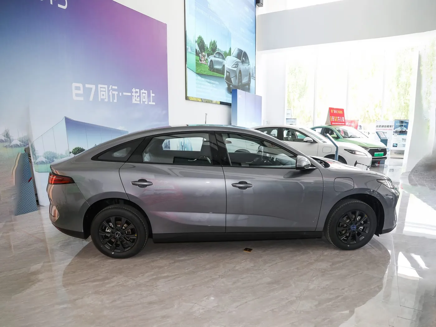 نموذج جديد BYD E7 EV سيارة 150 كم / ساعة السرعة القصوى 136HP 180Nm عزم الدوران 5 مقاعد السيارة الكهربائية