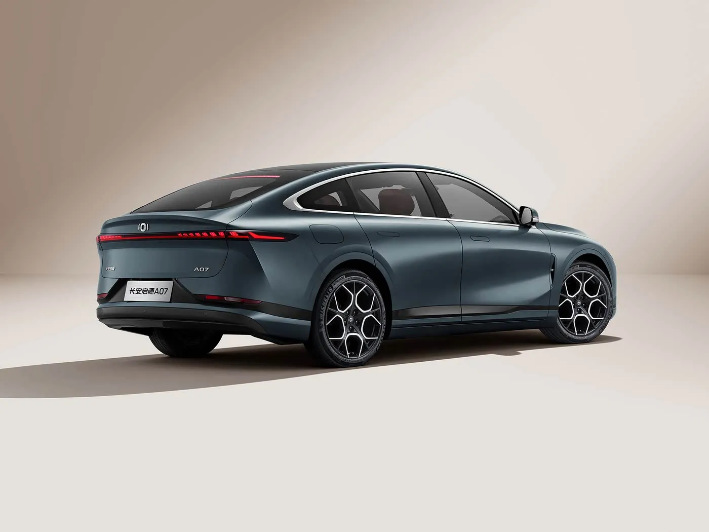 Changan Qiyuan A07 Hybrid EV Sedan سيارة الطاقة الجديدة من الصين نطاق 1200 كم علبة تروس أوتوماتيكية 5 مقاعد سرعة 175 كم / ساعة R19 حجم الإطار
