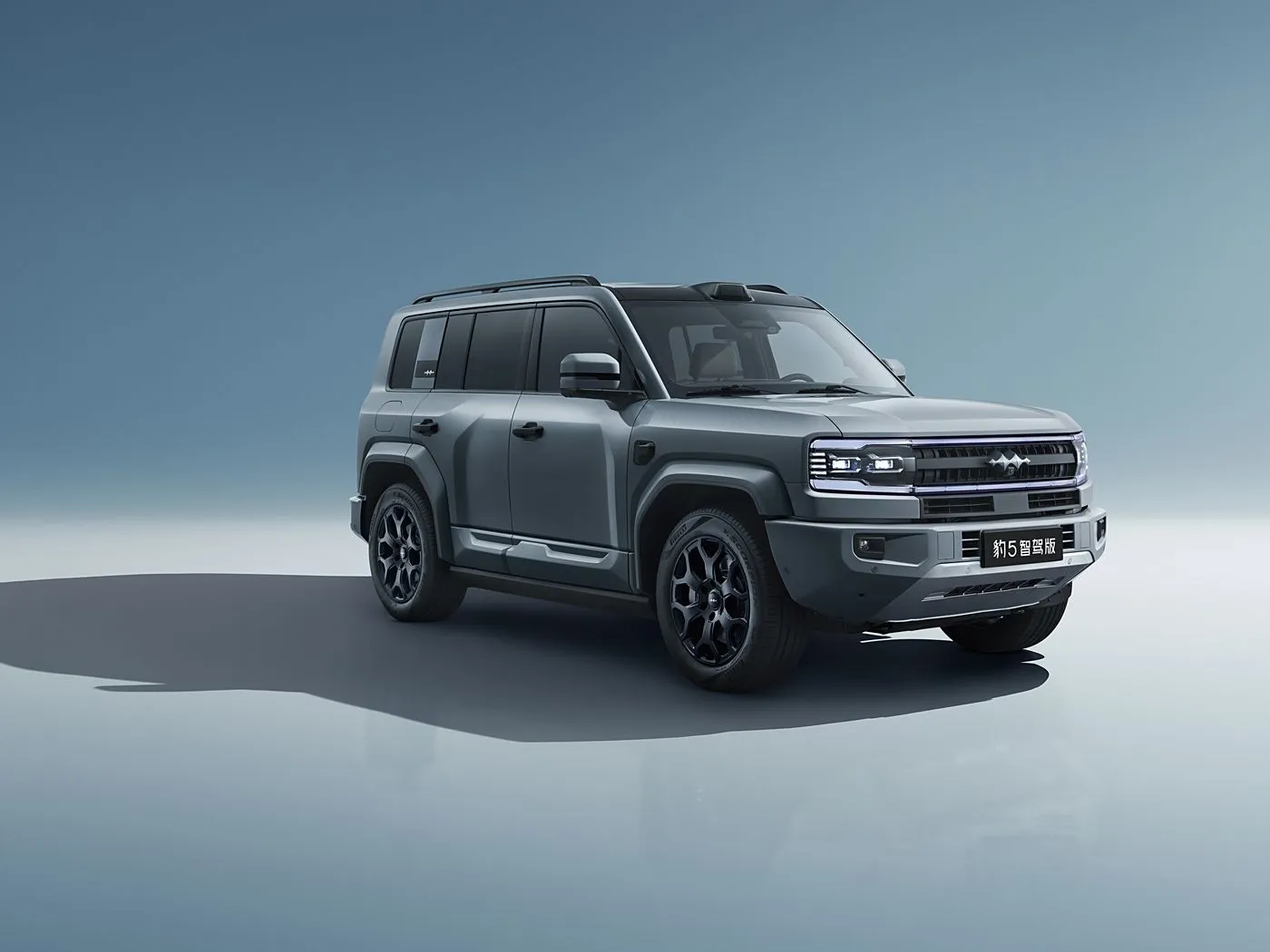 سيارة BYD Leopard 5 Hybrid PHEV للطرق الوعرة ذات الدفع الرباعي مع شاشة مقاس 15.6 بوصة ومحرك دفع رباعي ومحرك دفع رباعي وخزان وقود سعة 83 لترًا