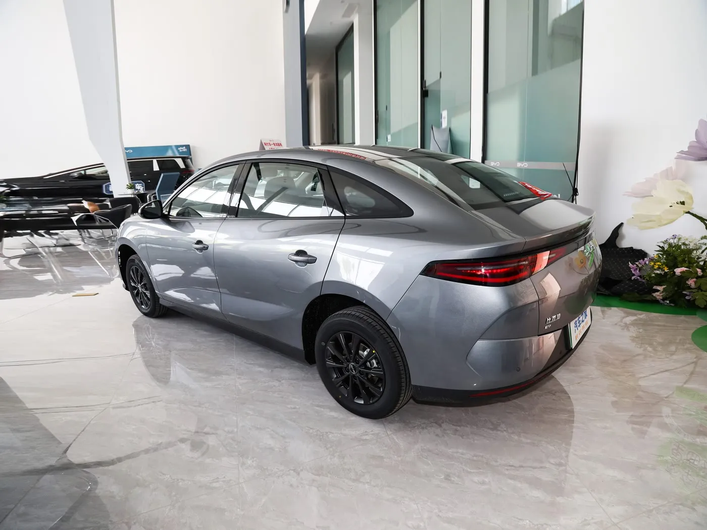 نموذج جديد BYD E7 EV سيارة 150 كم / ساعة السرعة القصوى 136HP 180Nm عزم الدوران 5 مقاعد السيارة الكهربائية