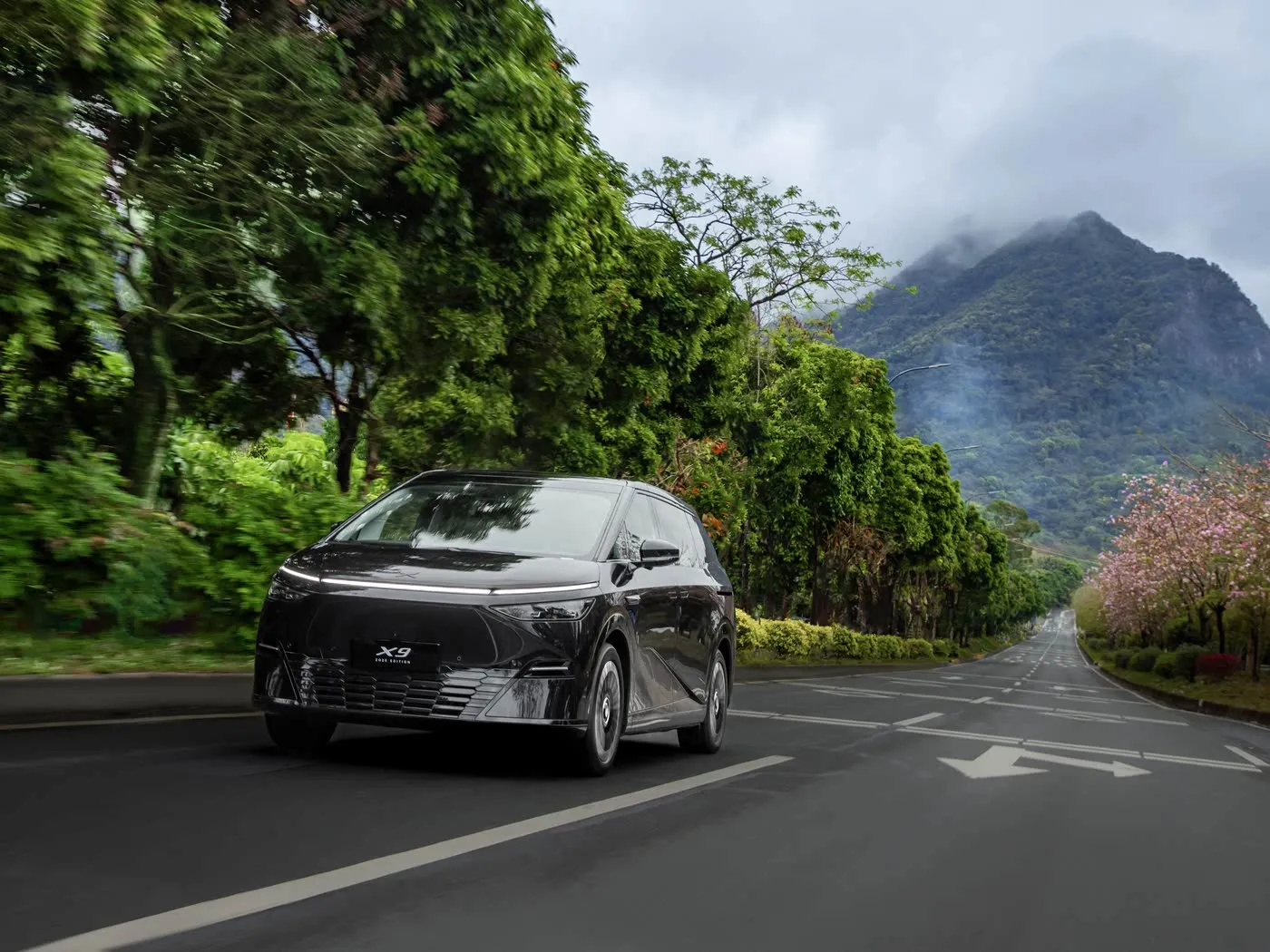 Xpeng X9 طويلة المدى MPV SUV، توجيه كهربائي يسار نقي، سعر تنافسي، سيارة طاقة جديدة