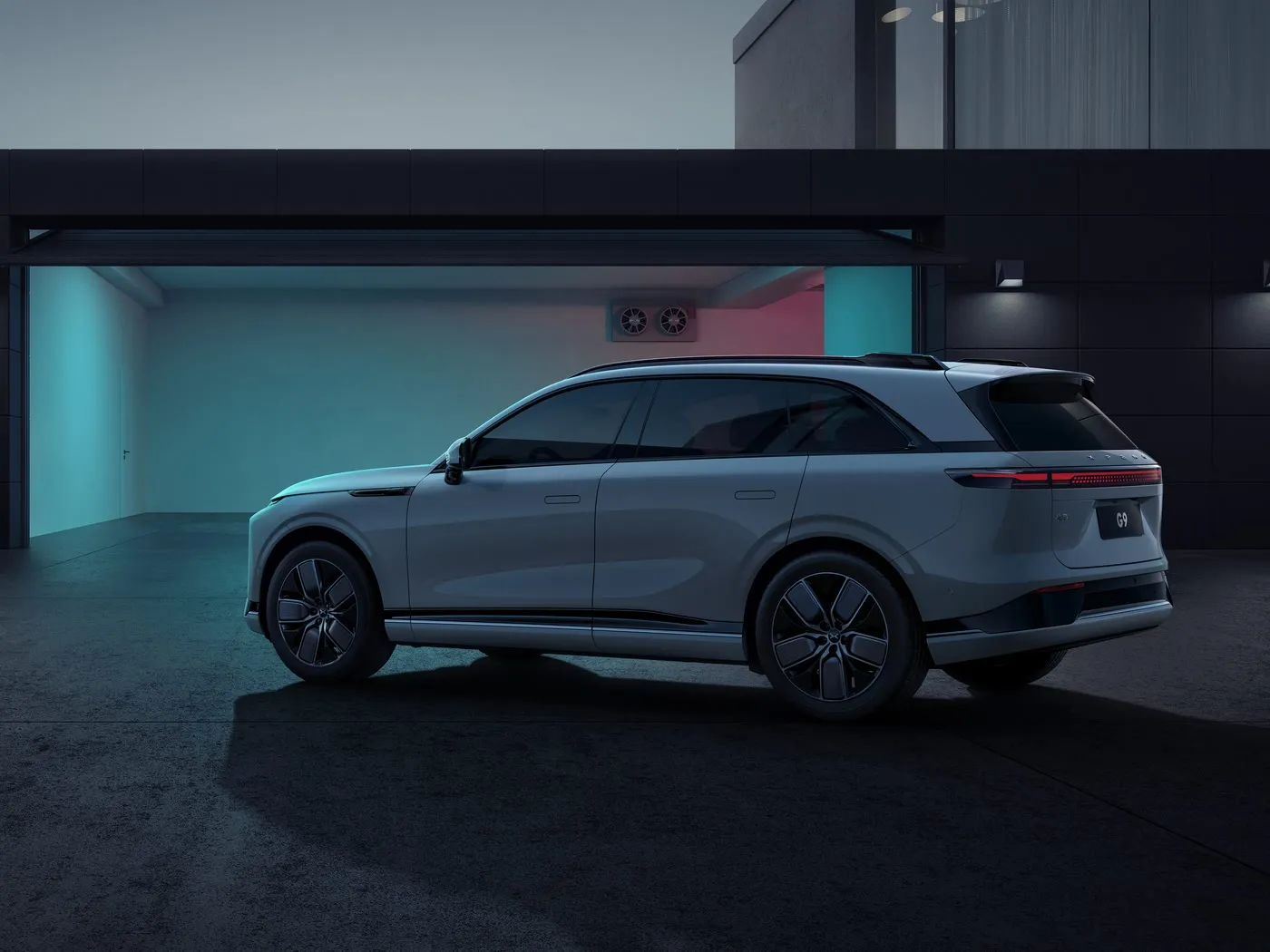 Xpeng G9 سيارة كهربائية فاخرة ذات 4 أبواب و5 مقاعد SUV طاقة جديدة MPV هاتشباك مع وضع محرك الدفع الرباعي PHEV ومحرك EV يسار