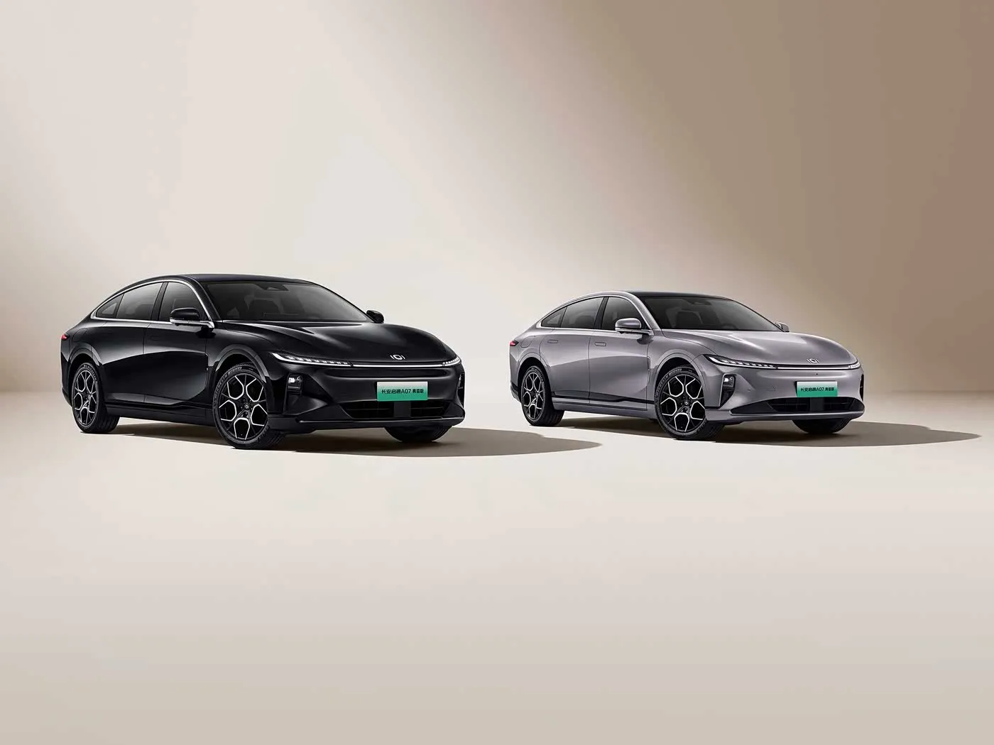 Changan Qiyuan A07 Hybrid EV Sedan سيارة الطاقة الجديدة من الصين نطاق 1200 كم علبة تروس أوتوماتيكية 5 مقاعد سرعة 175 كم / ساعة R19 حجم الإطار