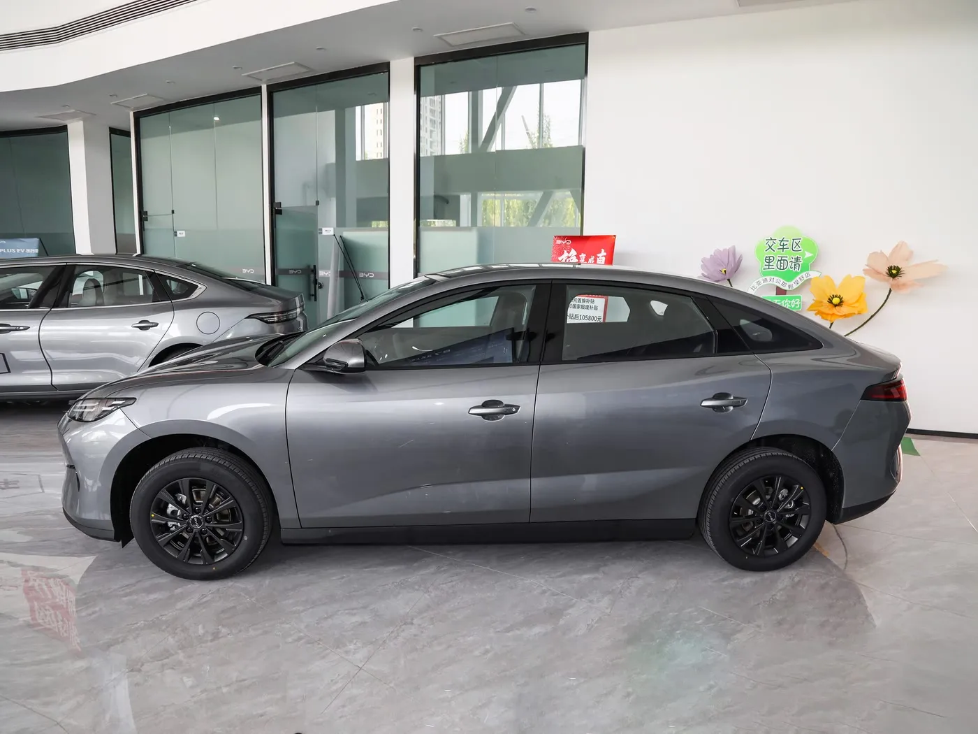 نموذج جديد BYD E7 EV سيارة 150 كم / ساعة السرعة القصوى 136HP 180Nm عزم الدوران 5 مقاعد السيارة الكهربائية