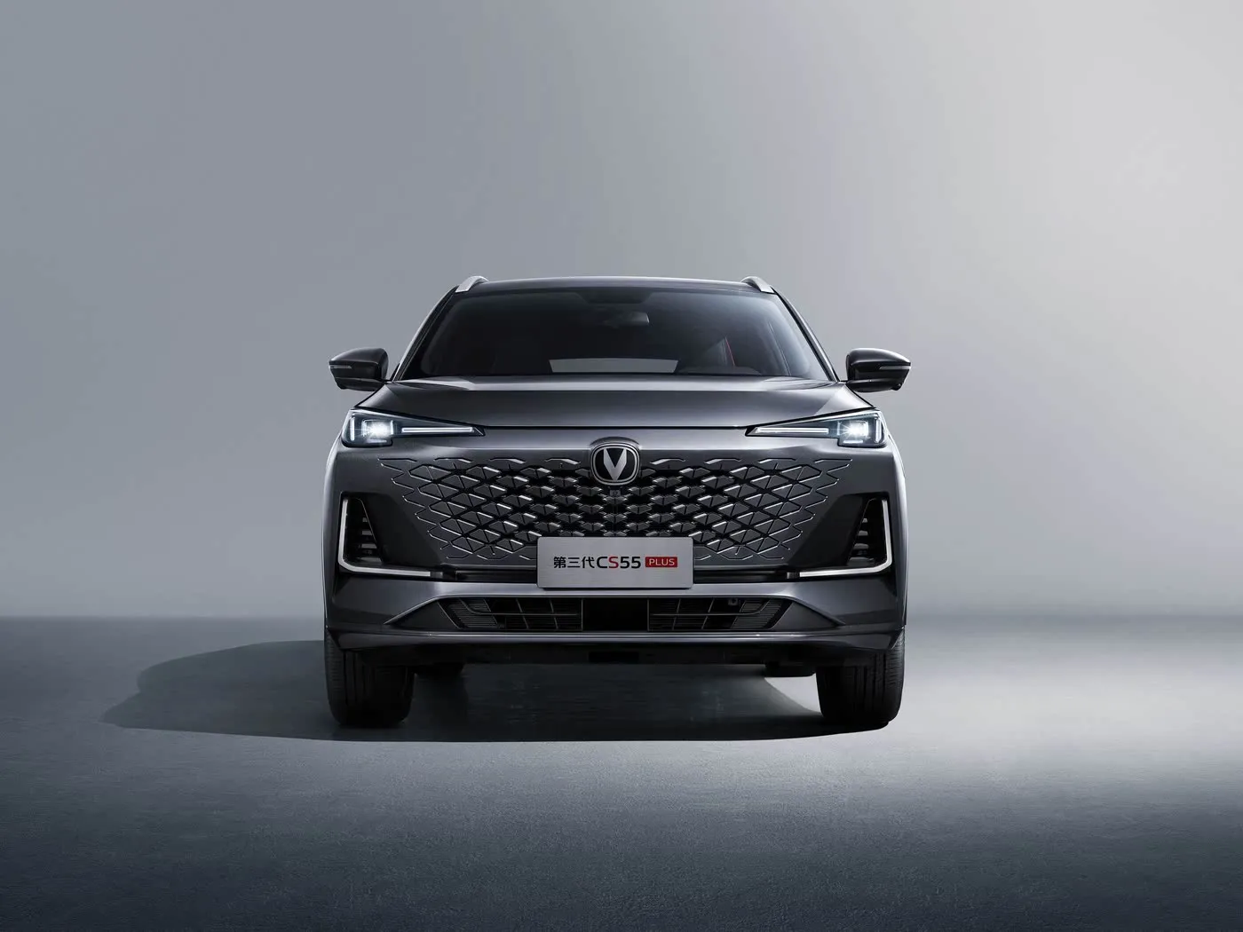 سيارة الدفع الرباعي المدمجة Changan CS55 PLUS بسرعة قصوى تبلغ 190 كم/ساعة، وكاميرا بزاوية 360 درجة، ومكيف هواء ثنائي المنطقة، وديكورات صوتية ممتازة من JBL