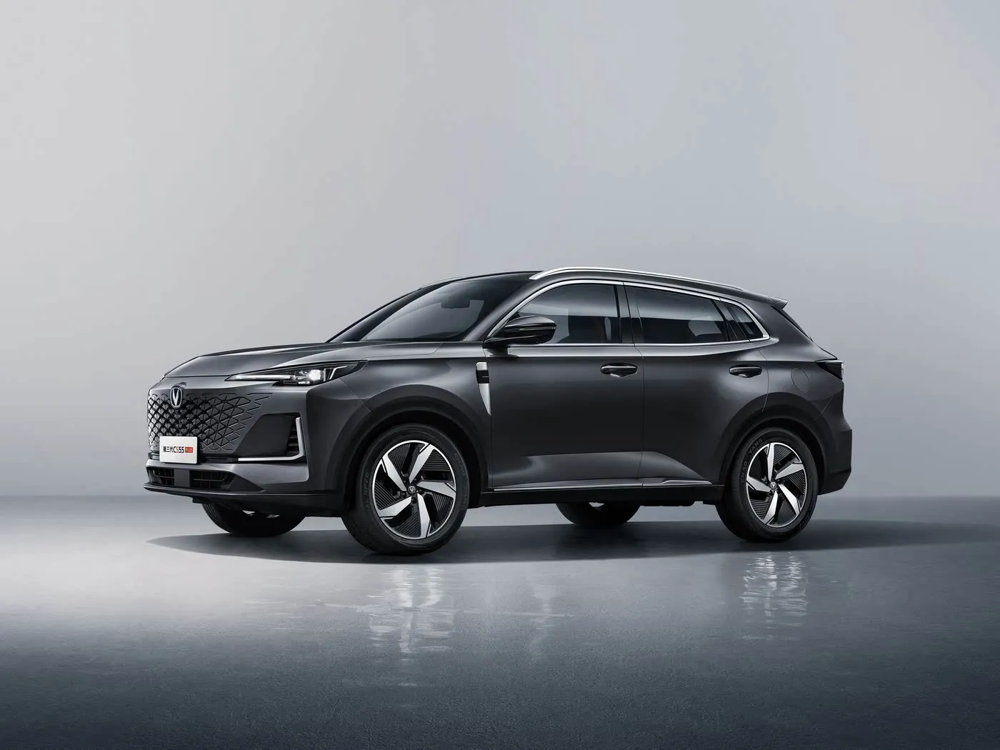 سيارة الدفع الرباعي المدمجة Changan CS55 PLUS بسرعة قصوى تبلغ 190 كم/ساعة، وكاميرا بزاوية 360 درجة، ومكيف هواء ثنائي المنطقة، وديكورات صوتية ممتازة من JBL