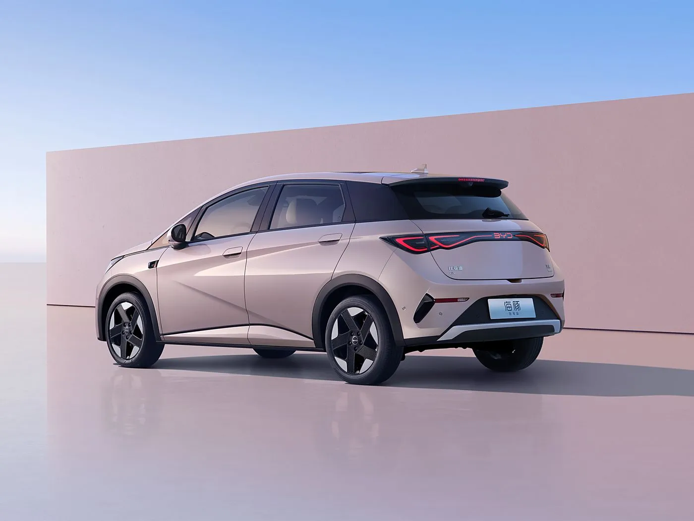 BYD Dolphin Urban Style Mini Electric Hatchback Fashion Edition مع تقنية ذكية ومركبة طاقة جديدة