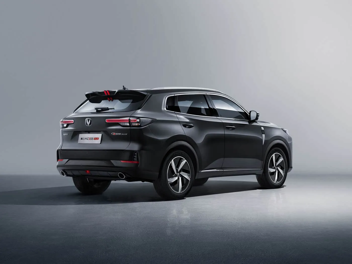 سيارة الدفع الرباعي المدمجة Changan CS55 PLUS بسرعة قصوى تبلغ 190 كم/ساعة، وكاميرا بزاوية 360 درجة، ومكيف هواء ثنائي المنطقة، وديكورات صوتية ممتازة من JBL