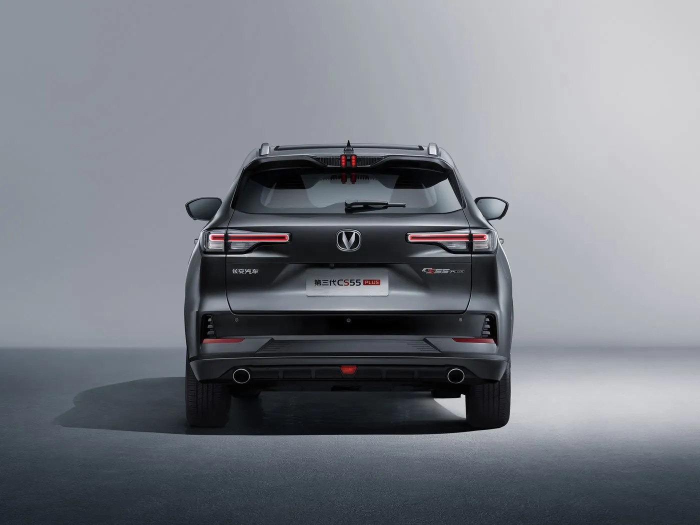 سيارة الدفع الرباعي المدمجة Changan CS55 PLUS بسرعة قصوى تبلغ 190 كم/ساعة، وكاميرا بزاوية 360 درجة، ومكيف هواء ثنائي المنطقة، وديكورات صوتية ممتازة من JBL