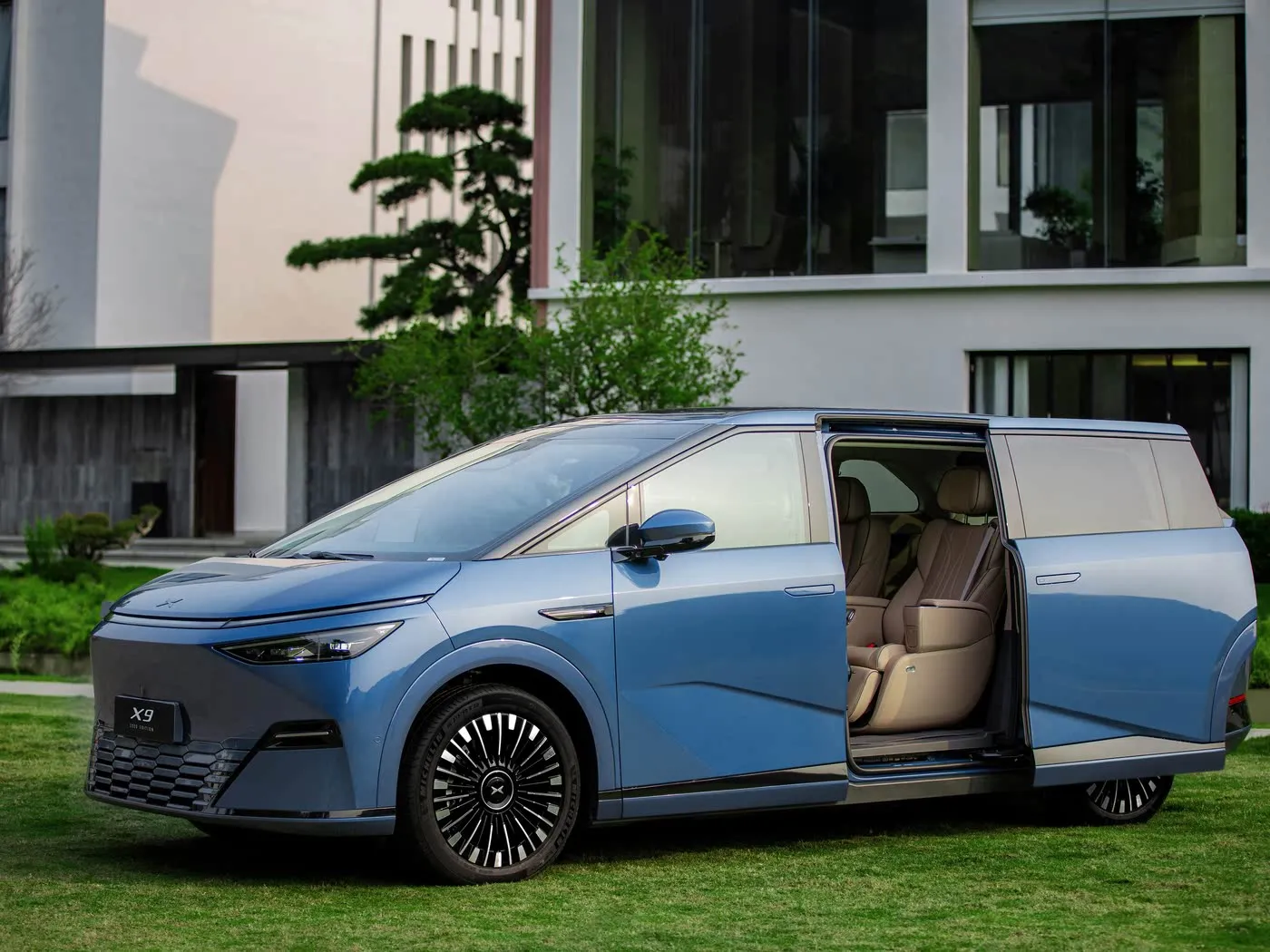 Xpeng X9 طويلة المدى MPV SUV، توجيه كهربائي يسار نقي، سعر تنافسي، سيارة طاقة جديدة