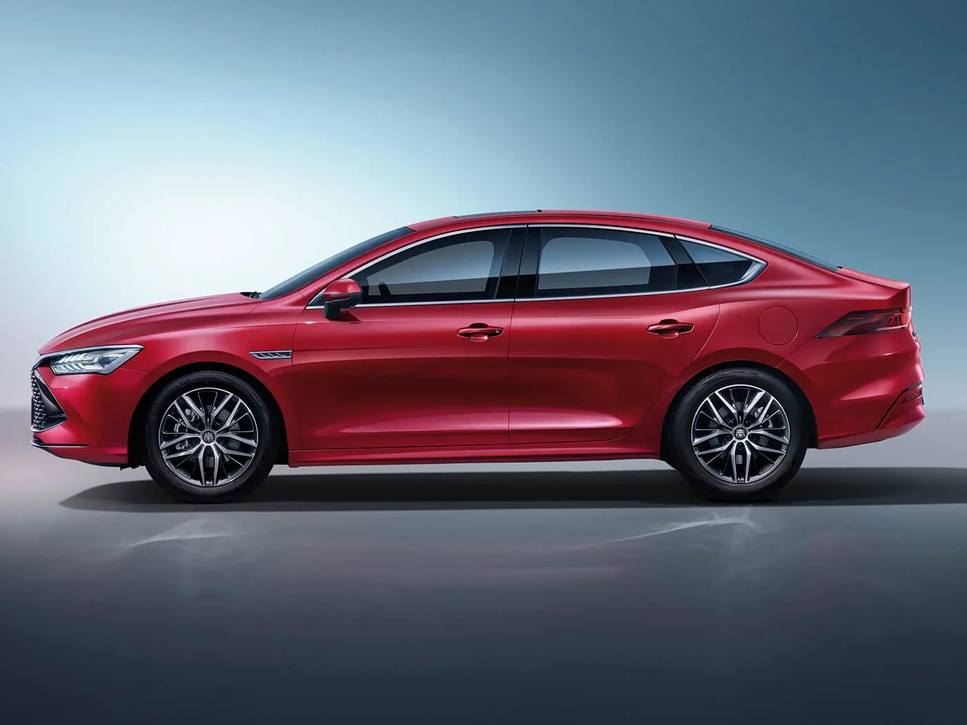 BYD Qing Plus سيارة الدفع الرباعي الكهربائية الهجينة، سيارة تعمل بالطاقة الجديدة، محرك EV معزز، سيارة سيدان ذات توجيه يسار، مُحسّنة لمحرك البحث