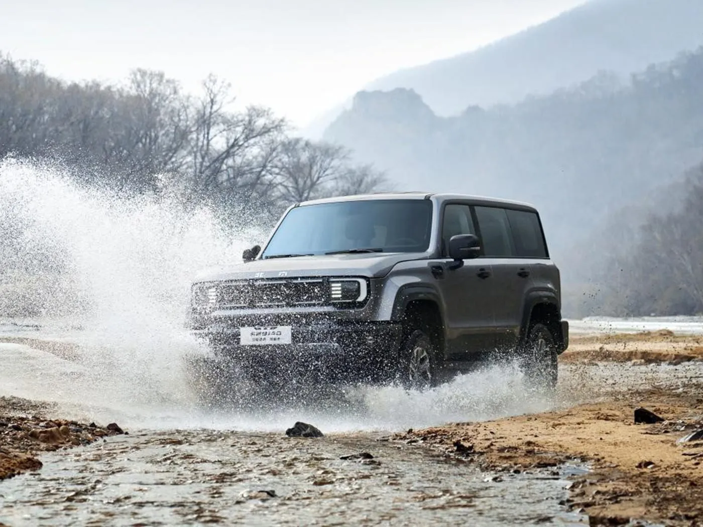 بكين للطرق الوعرة BJ40 سيارة الدفع الرباعي المدمجة 4WD، خزان 85 لتر وكاميرا بانورامية بقاعدة عجلات طويلة