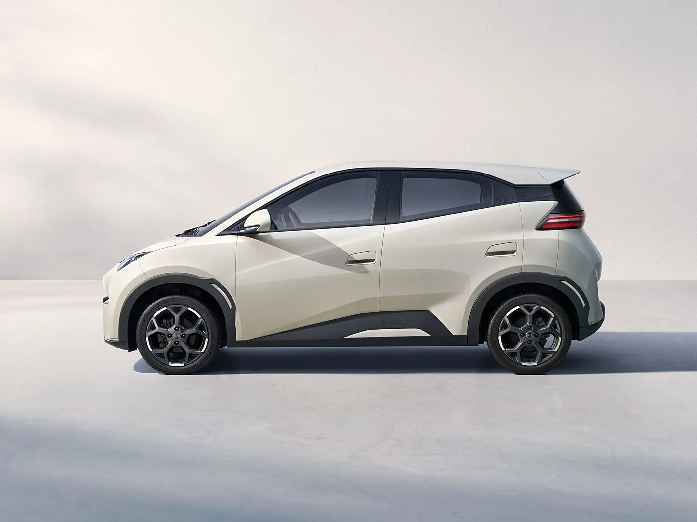 BYD Seagull EV Hatchback Mini Smart SUV ذات الدفع بالعجلات الأمامية مع كاميرا خلفية سيارة طاقة جديدة مدعومة بالليثيوم رائجة البيع