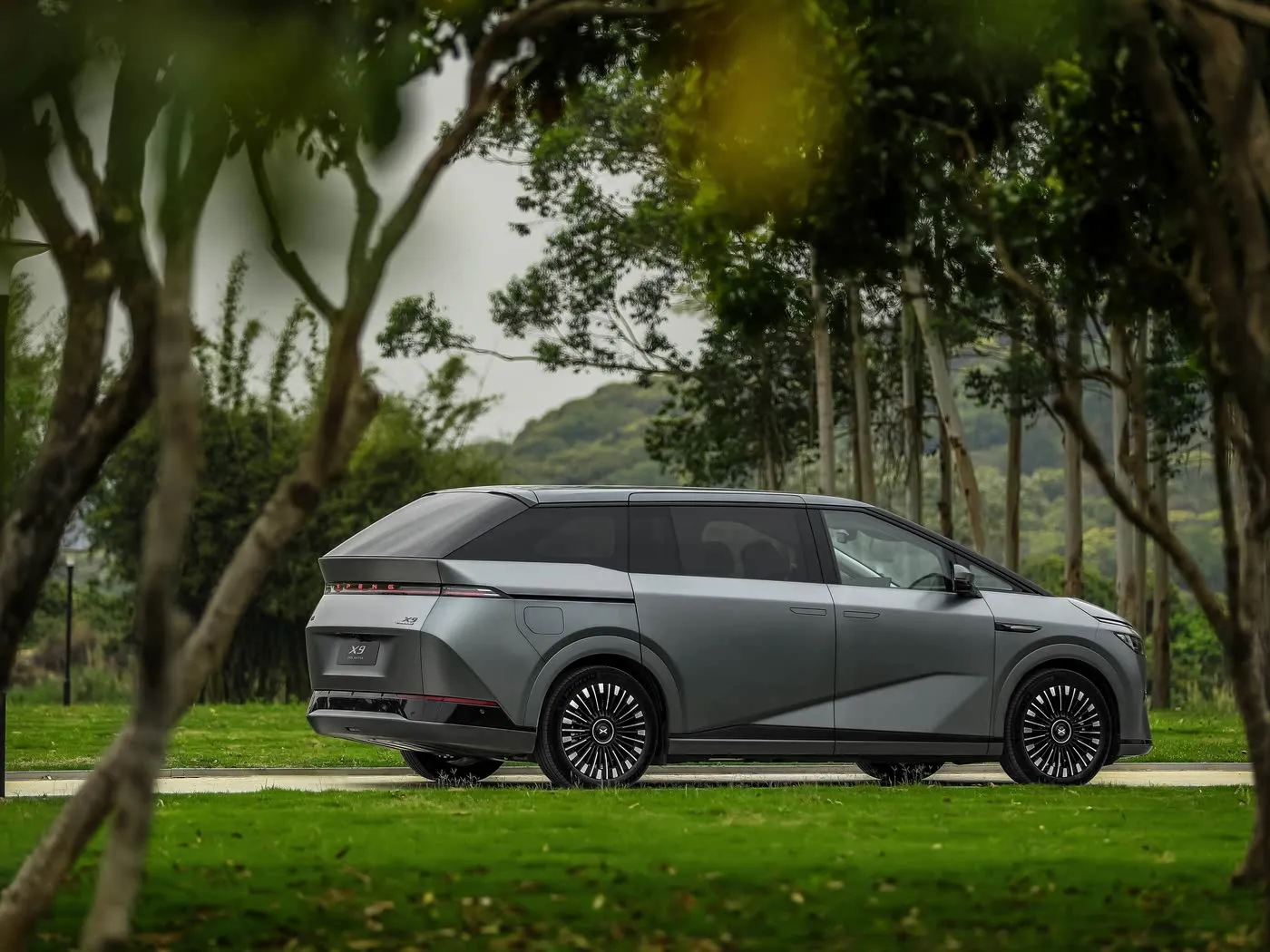 Xpeng X9 طويلة المدى MPV SUV، توجيه كهربائي يسار نقي، سعر تنافسي، سيارة طاقة جديدة