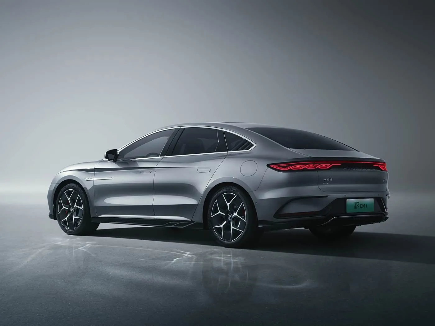 BYD Han EV/DM-i سيارة سيدان فاخرة كهربائية مزودة بمحرك مزدوج وتقنية متطورة طاقة جديدة