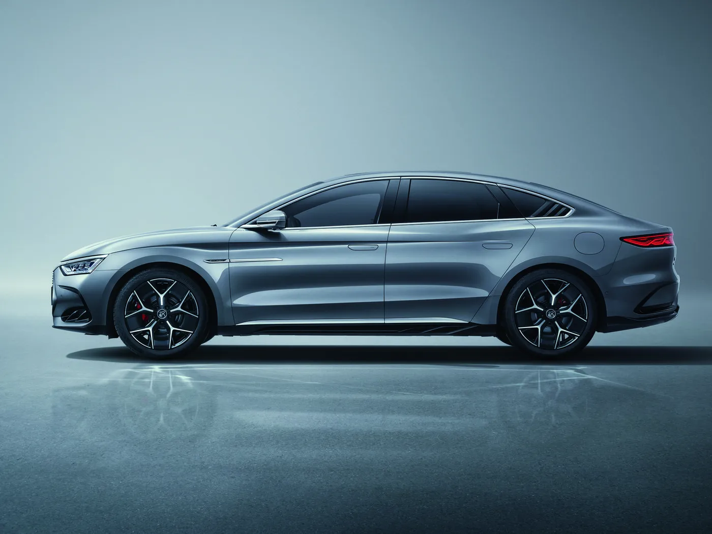 BYD Han EV/DM-i سيارة سيدان فاخرة كهربائية مزودة بمحرك مزدوج وتقنية متطورة طاقة جديدة