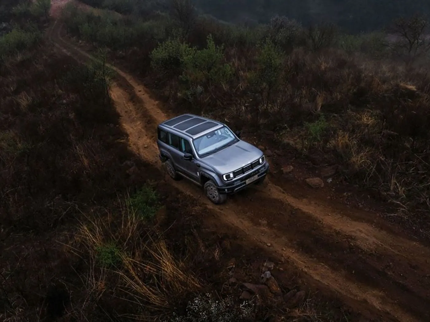 بكين للطرق الوعرة BJ40 سيارة الدفع الرباعي المدمجة 4WD، خزان 85 لتر وكاميرا بانورامية بقاعدة عجلات طويلة